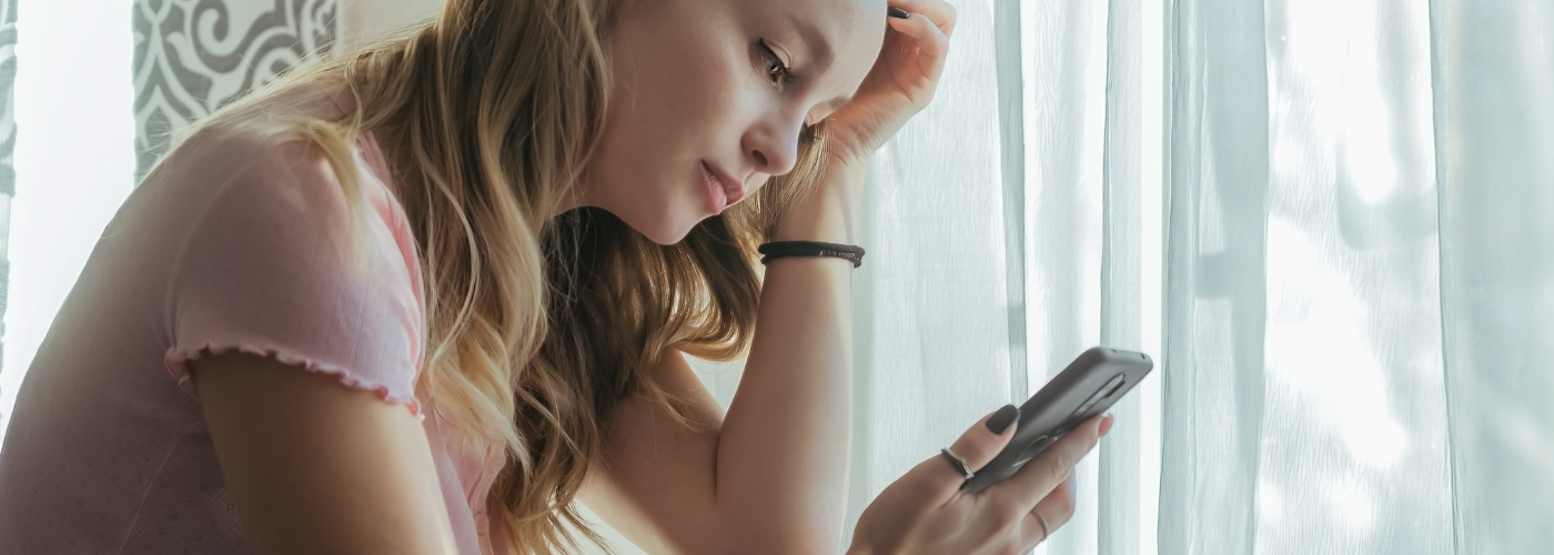 Employee checking emails on day off- FOMO