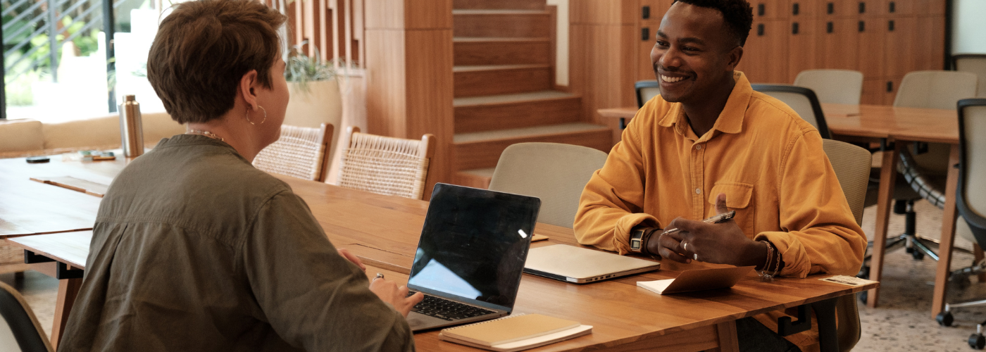 HR professional conducting an effective job interview using best-practice techniques